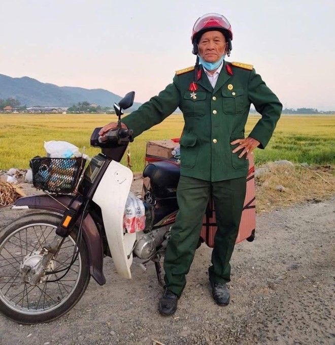 Cựu binh Trần Văn Thanh cùng tư trang trên hành trình từ TP Vinh (Nghệ An) vào TP HCM xem diễu binh dịp 30/4, 