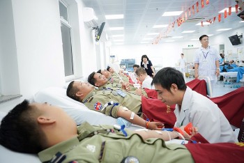 Sinh viên Campuchia sẻ chia giọt máu hồng với Việt Nam