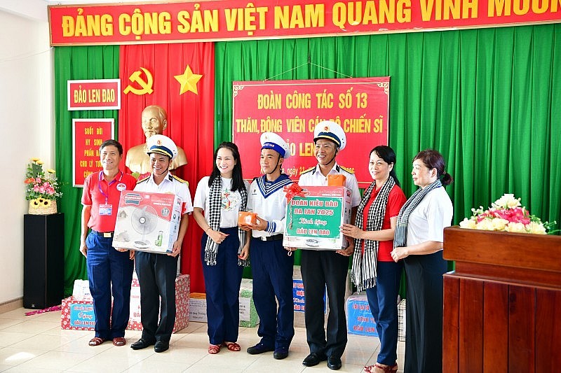 60 đại biểu kiều bào thăm quân, dân huyện đảo Trường Sa và Nhà giàn DK-I