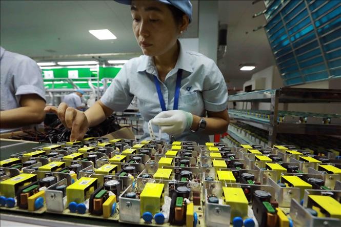 Lắp ráp linh kiện điện tử dùng cho ngành máy in tại Công ty TNHH công nghệ điện tử Chee Yuen Việt Nam, vốn đầu tư của Đài Loan (Trung Quốc) ở khu công nghiệp An Dương, huyện An Dương. (Ảnh: TTXVN)
