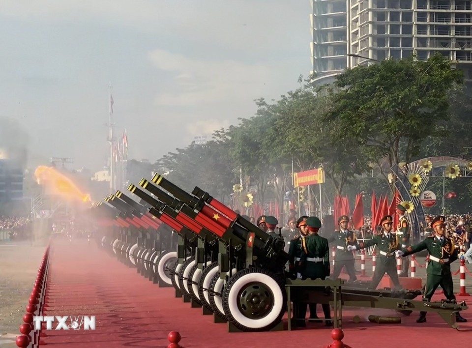 Các khẩu đại bác nã pháo vang trời (Ảnh: TTXVN) Các khẩu đại bác nã pháo vang trời (Ảnh: TTXVN)