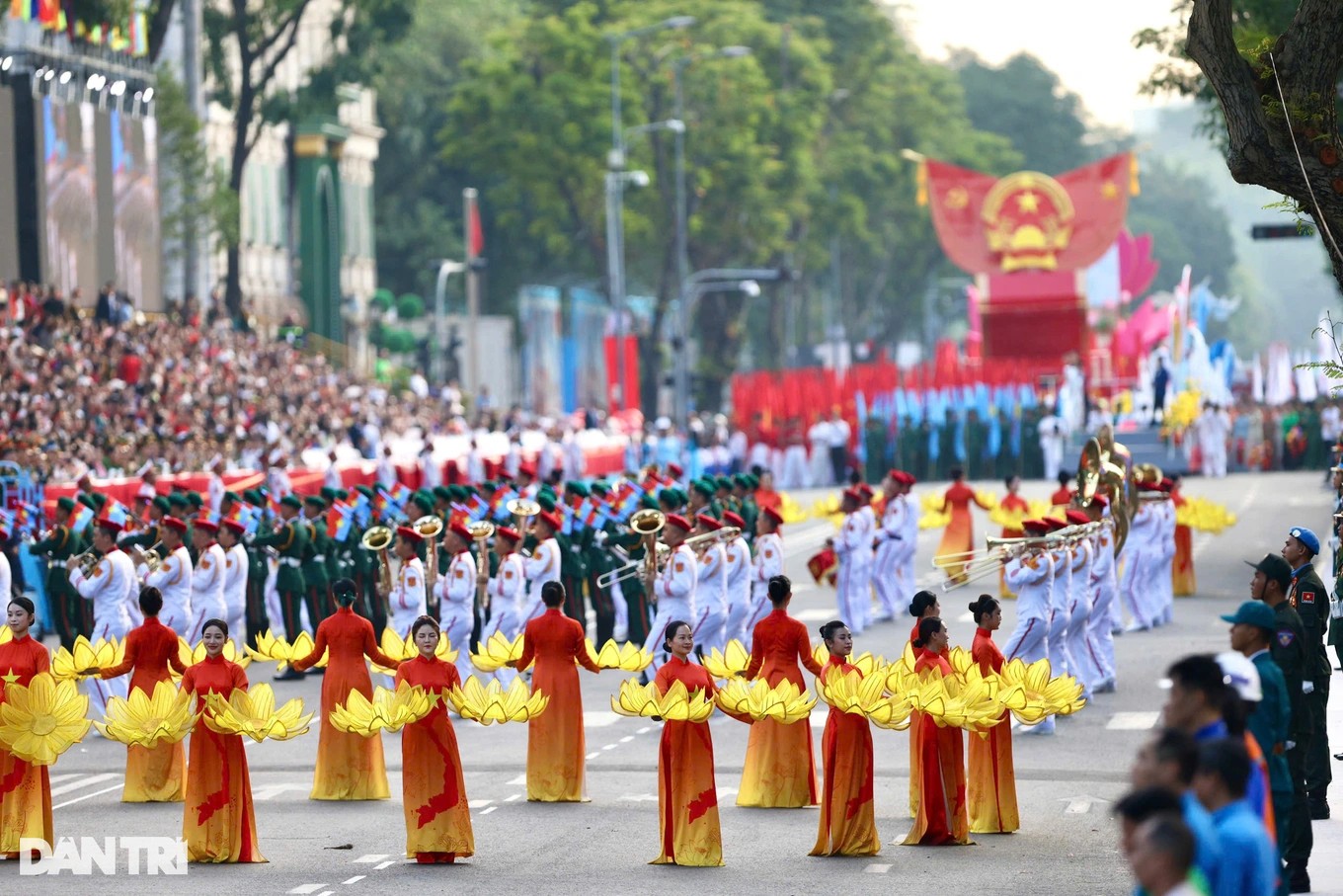 Lúc 6h30, buổi tổng duyệt chính thức bắt đầu tại đường Lê Duẩn, trước Hội trường Thống Nhất (quận 1, TP.HCM). Tiết mục múa súng, trống hội mở màn cho buổi lễ. (Ảnh: Báo Dân trí)