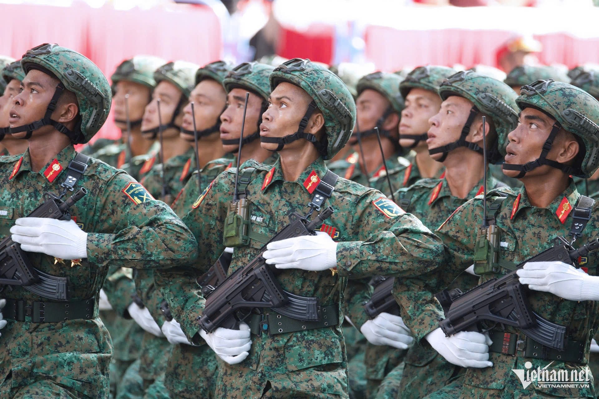 Khối chiến sĩ Tác chiến điện tử. (Ảnh: Báo VietNamNet) Khối chiến sĩ Tác chiến điện tử. (Ảnh: Báo VietNamNet)