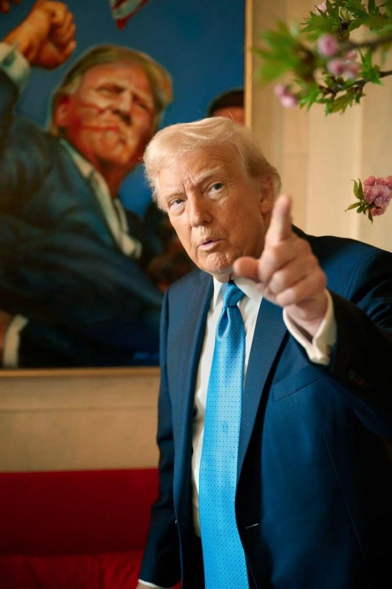 Tổng thống Donald Trump tại Nhà Trắng vào ngày 22 tháng 4 năm 2025, đứng trước một bức tranh mô tả hậu quả của vụ ám sát bất thành hồi tháng 7 năm ngoái tại Butler, bang Pennsylvania. Ảnh: Martin Schoeller chụp cho TIME.