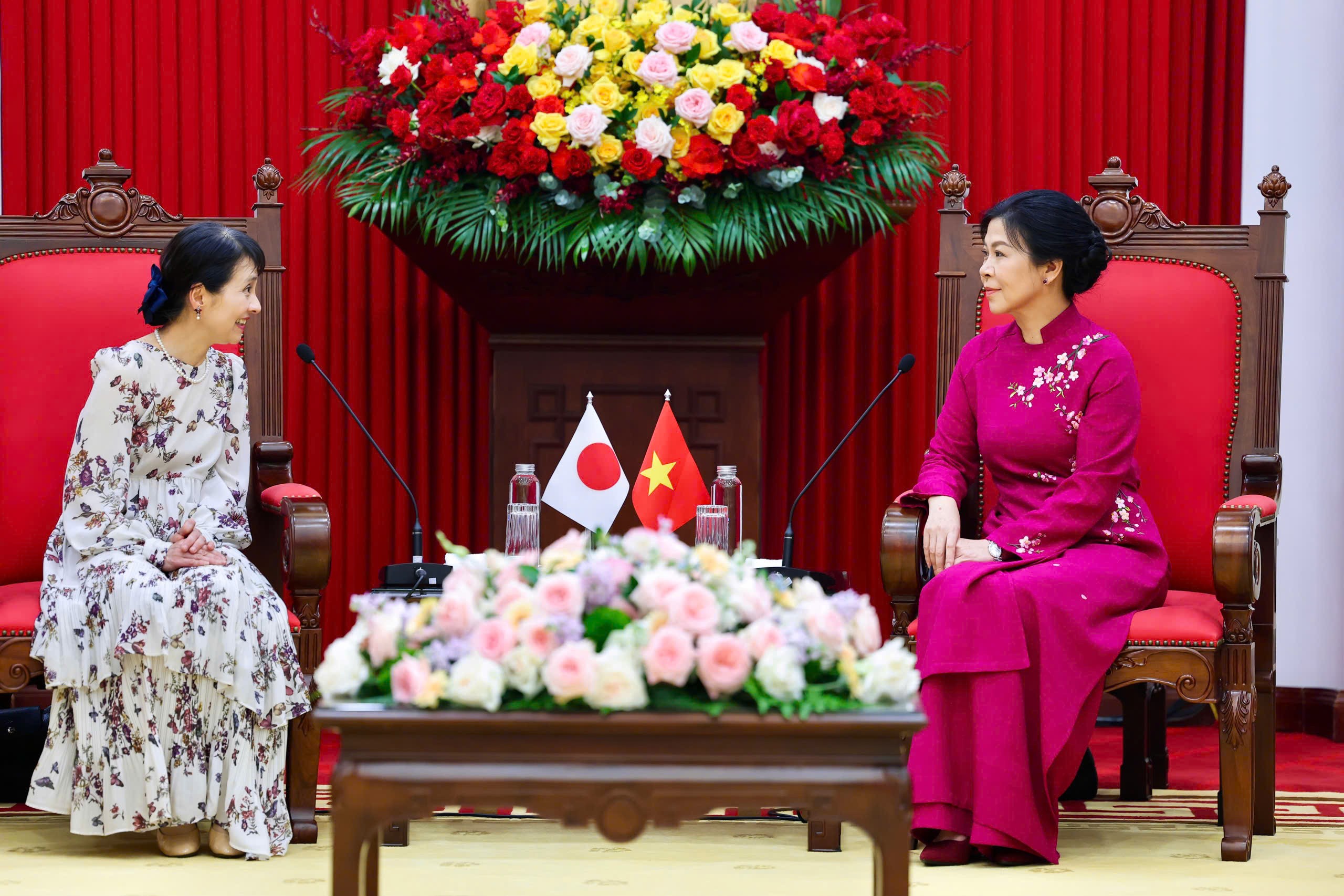 Phu nhân Tổng Bí thư và Phu nhân Thủ tướng Nhật trải nghiệm làm bánh cốm Hà Nội
