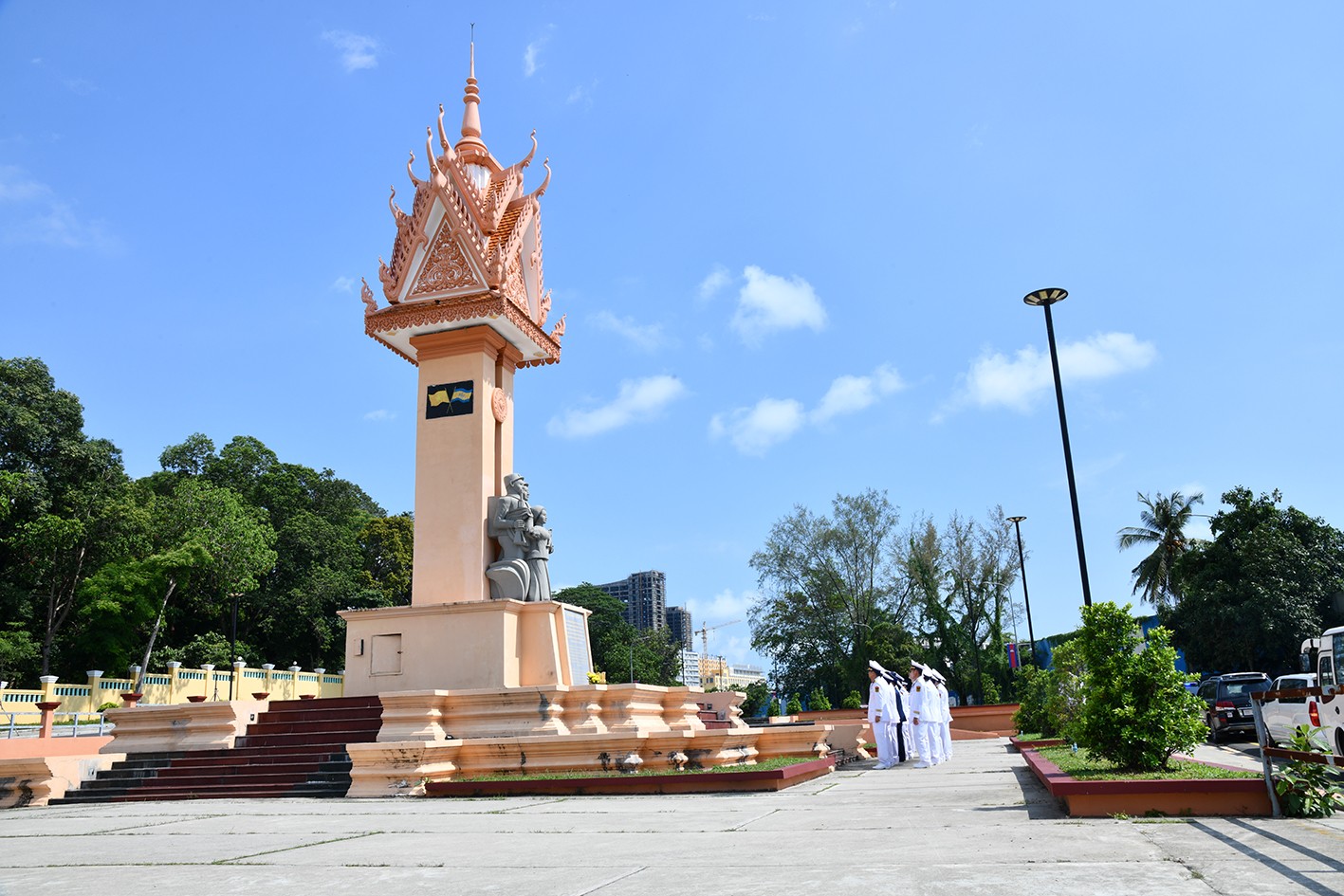 Đoàn công tác Bộ Tư lệnh Vùng 5 Hải quân dâng hương Tượng đài Hữu nghị Việt Nam – Campuchia