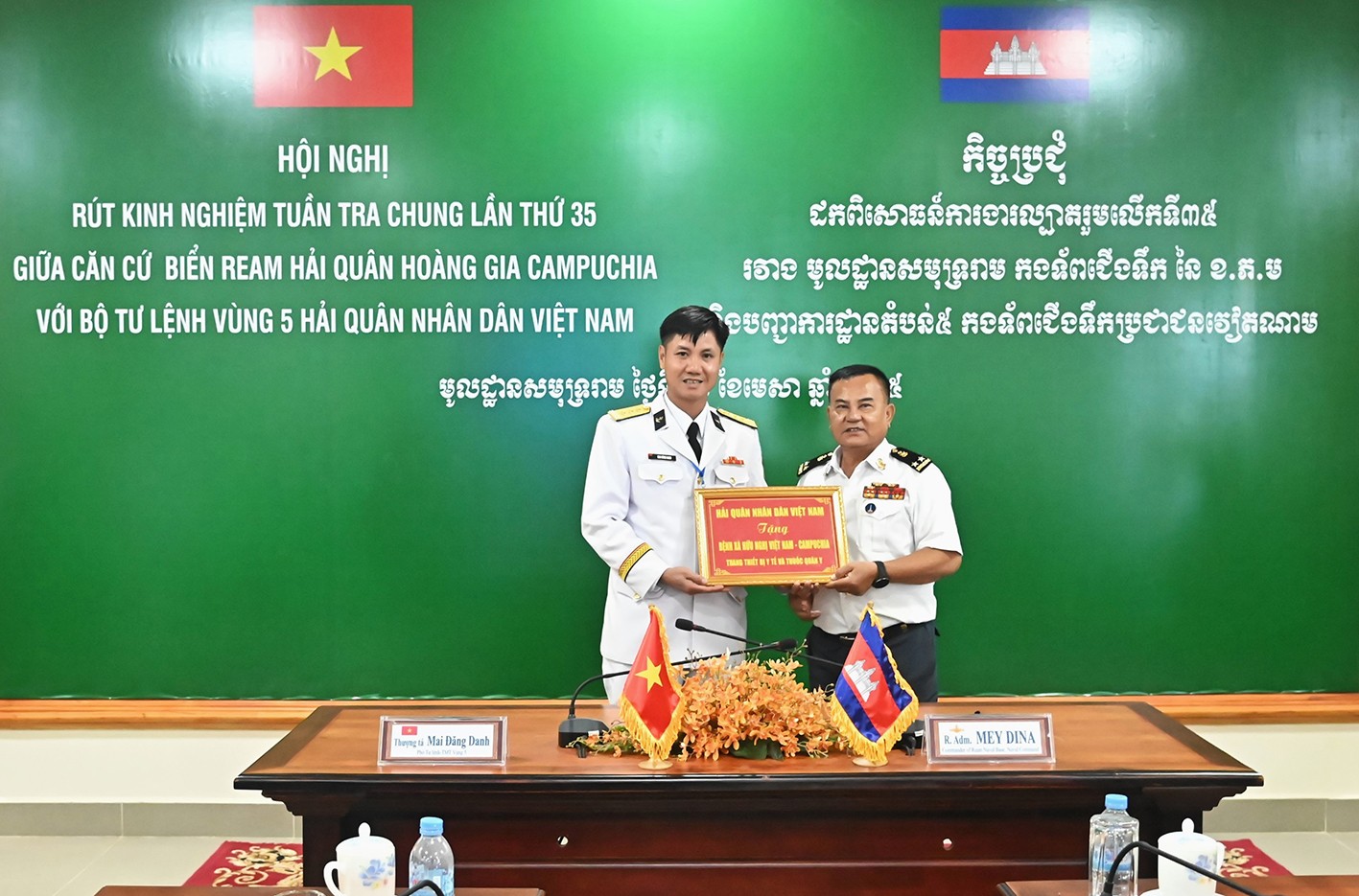 Thượng tá Mai Đăng Danh trao biển tượng trưng tặng trang thiết bị y tế và thuốc quân y cho Bệnh xá Hữu nghị Việt Nam – Campuchia