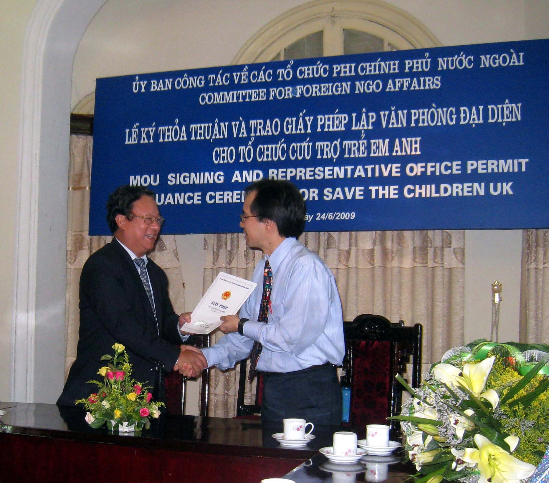 Ông Phạm Sinh Huy (bên phải) - Trưởng đại diện Tổ chức Cứu trợ Trẻ em  trong Lễ ký thỏa thuận và trao giấy phép lập văn phòng đại diện tại Việt Nam (2009)