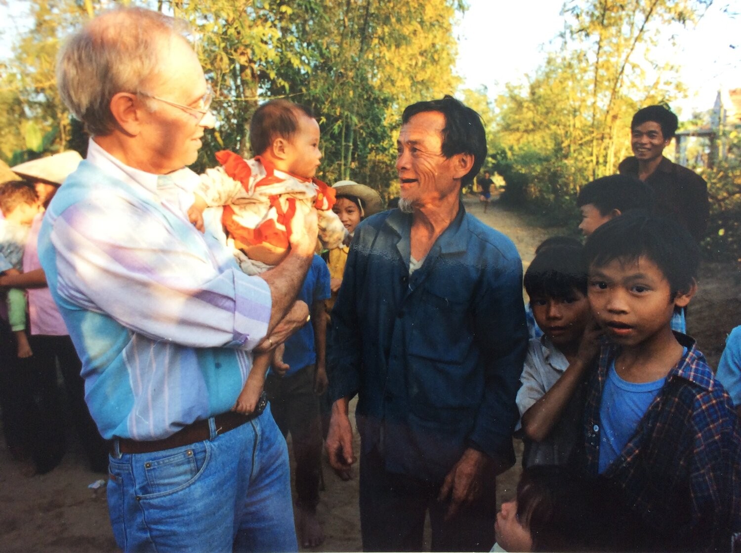Giáo sư Jerry Sternin và trẻ em huyện Quảng Xương, Thanh Hóa năm 1990