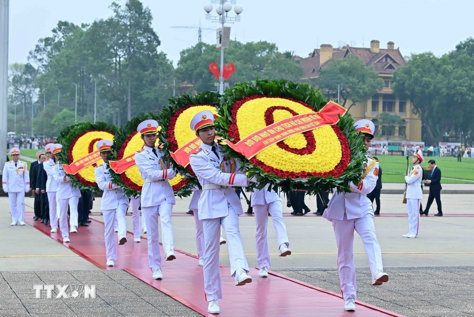 Lãnh đạo Đảng, Nhà nước vào Lăng viếng Chủ tịch Hồ Chí Minh, tưởng niệm các Anh hùng liệt sỹ