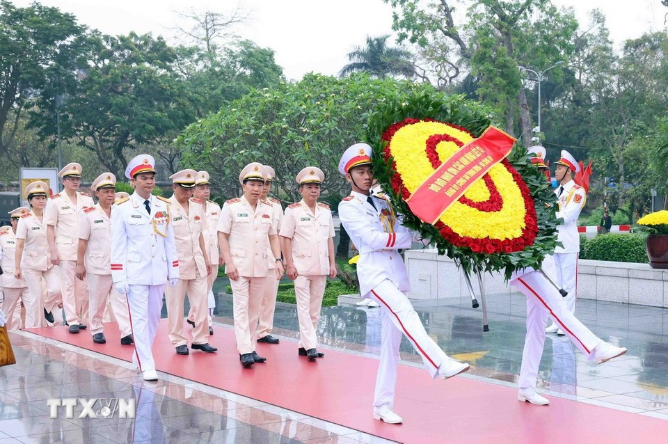 Lãnh đạo Đảng, Nhà nước vào Lăng viếng Chủ tịch Hồ Chí Minh, tưởng niệm các Anh hùng liệt sỹ