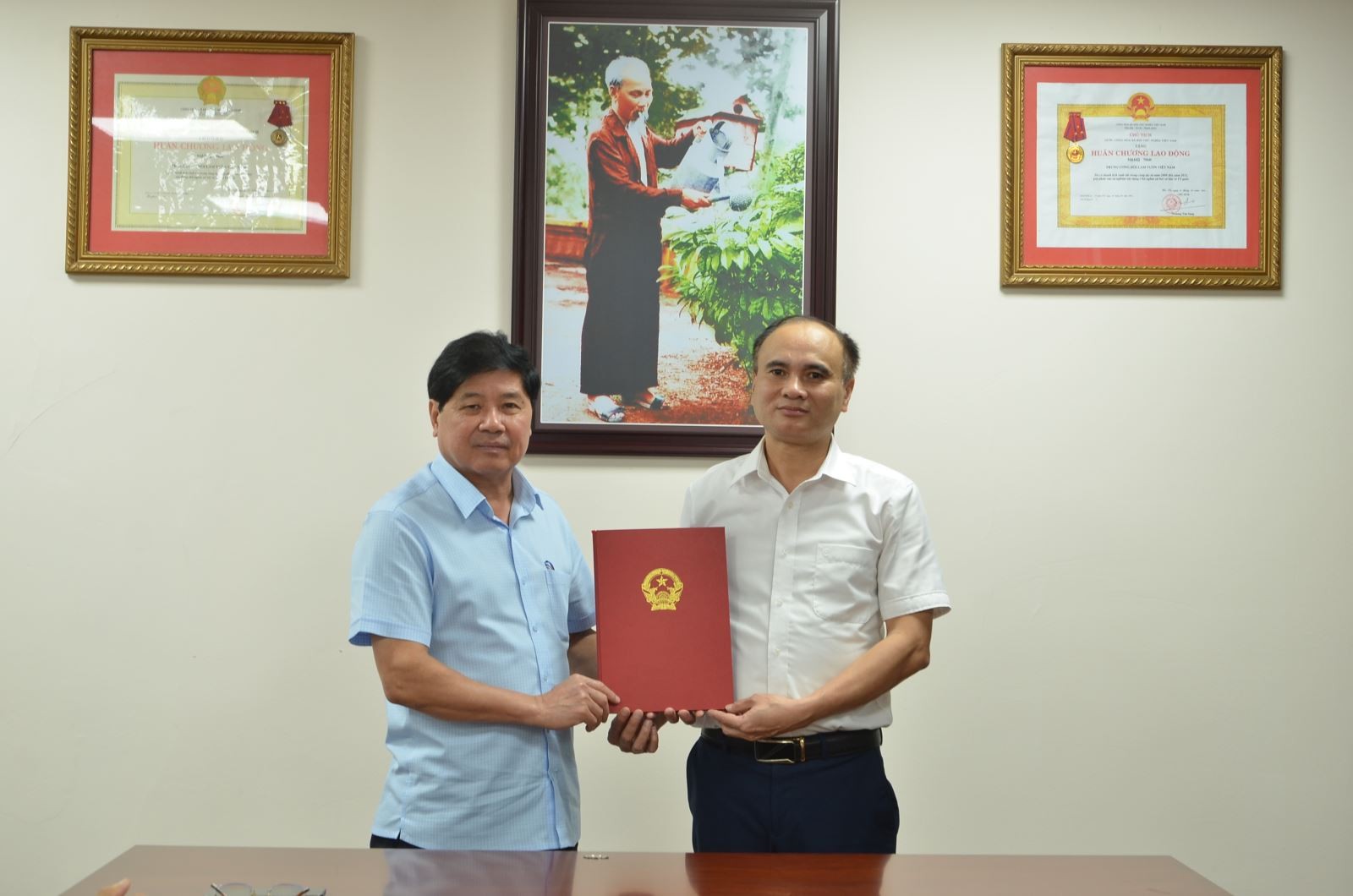 Chủ tịch Hội Làm vườn Việt Nam Lê Quốc Doanh (bên trái) trao Quyết định bổ nhiệm Tổng Biên tập cho ông Lê Văn Thơm