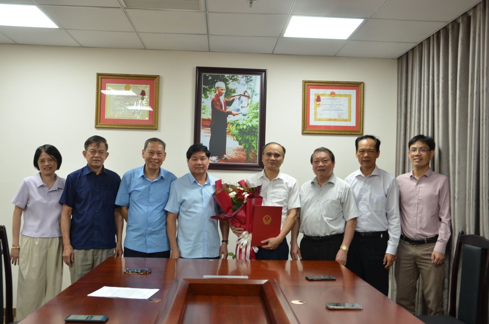 Ban lãnh đạo Hội Làm vườn Việt Nam và Tạp chí Kinh tế nông thôn chúc mừng tân Tổng Biên tập Lê Văn Thơm. (Ảnh: 