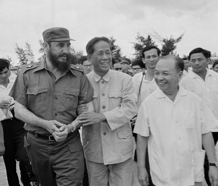 Tổng Bí thư Lê Duẩn đón Đoàn đại biểu Đảng và Chính phủ Cuba, do Chủ tịch Fidel Castro dẫn đầu, sang thăm Việt Nam, ngày 12/9/1973. (Ảnh: Tư liệu TTXVN)