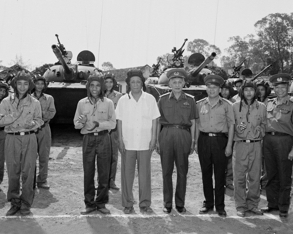 Ngày 24/4/1980, Tổng Bí thư Lê Duẩn thăm Lữ đoàn xe tăng 202, đơn vị đánh chiếm Bộ Tổng tham mưu Nguỵ Sài Gòn ngày 30/4/1975. (Ảnh: Tư liệu TTXVN)
