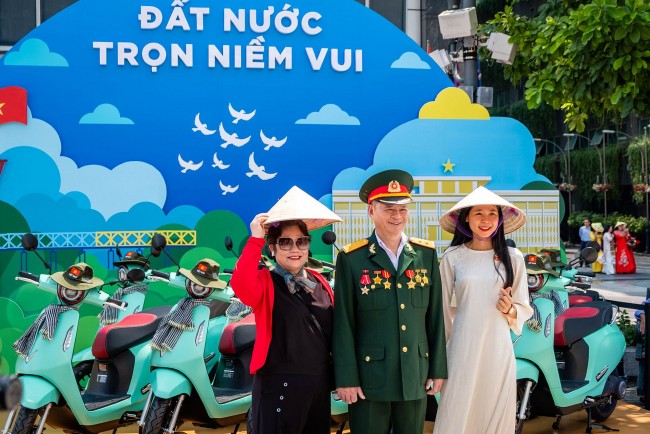 Người dân TP.HCM hào hứng “check in” tại triển lãm “50 Hành trình - Một Tương lai Xanh” của VinFast