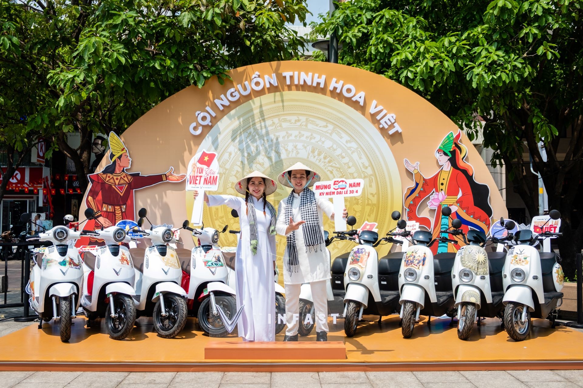Người dân TP.HCM hào hứng “check in” tại triển lãm “50 Hành trình - Một Tương lai Xanh” của VinFast