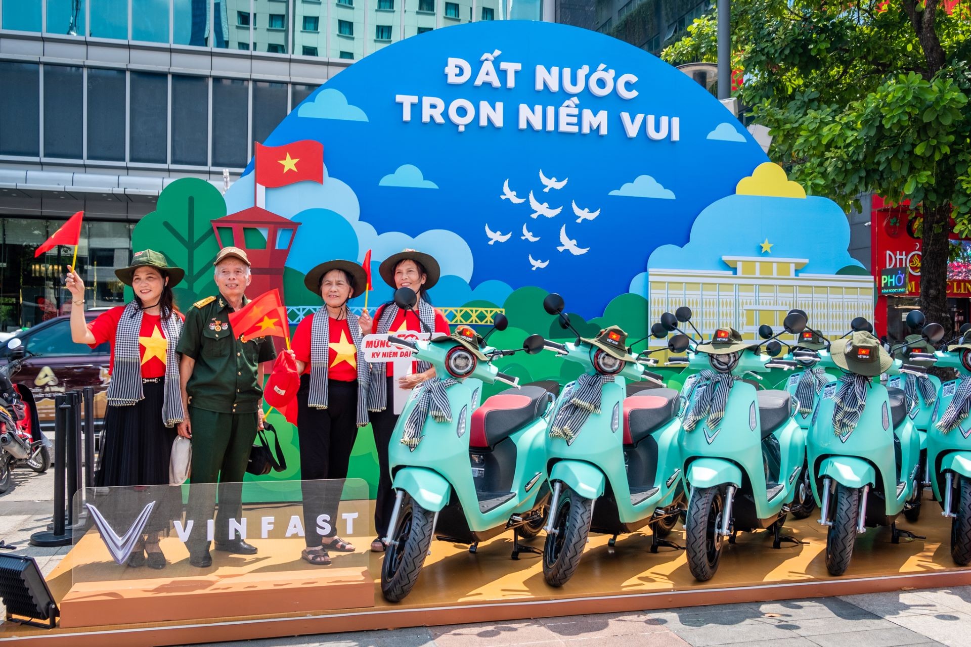 Người dân TP.HCM hào hứng “check in” tại triển lãm “50 Hành trình - Một Tương lai Xanh” của VinFast