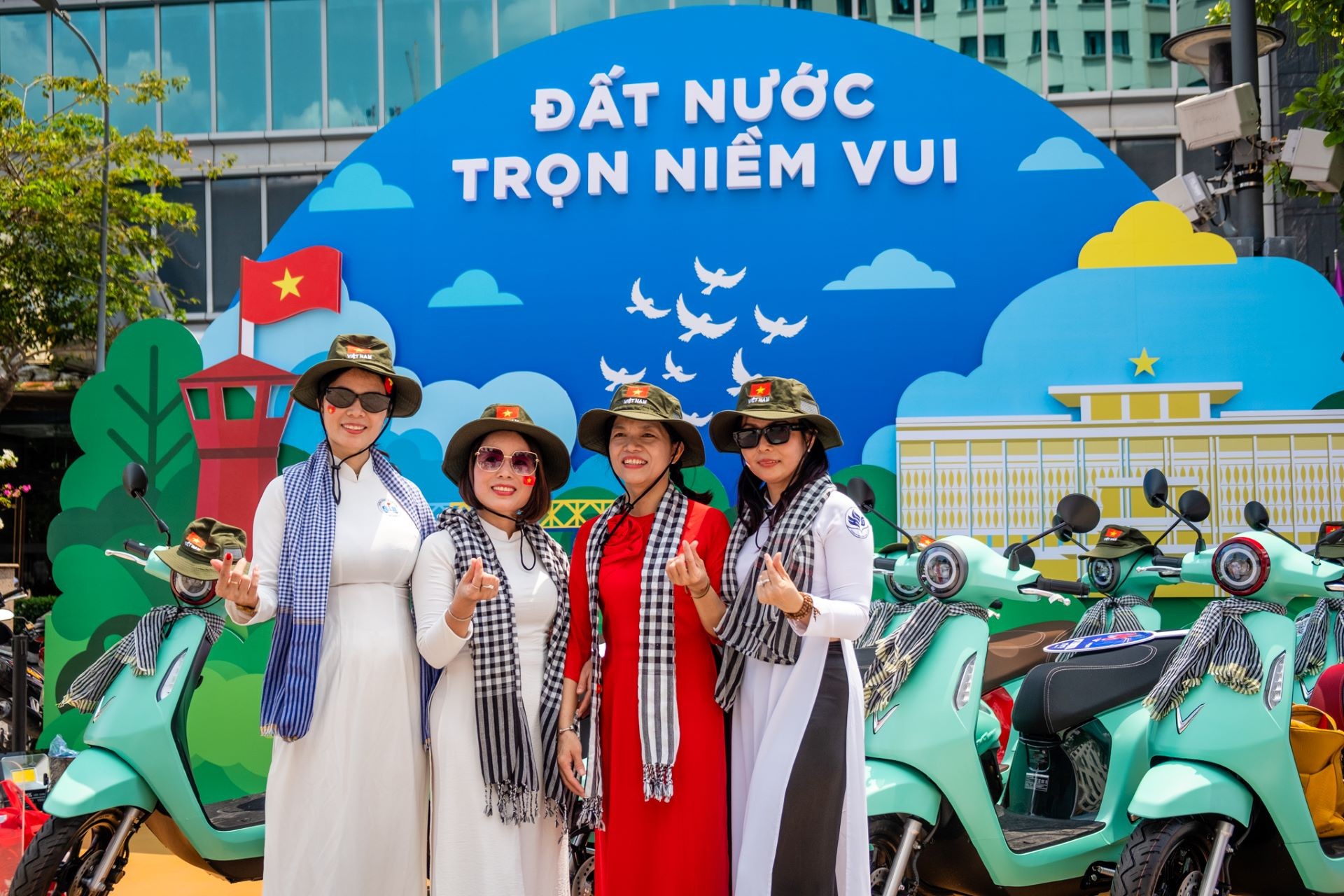 Người dân TP.HCM hào hứng “check in” tại triển lãm “50 Hành trình - Một Tương lai Xanh” của VinFast