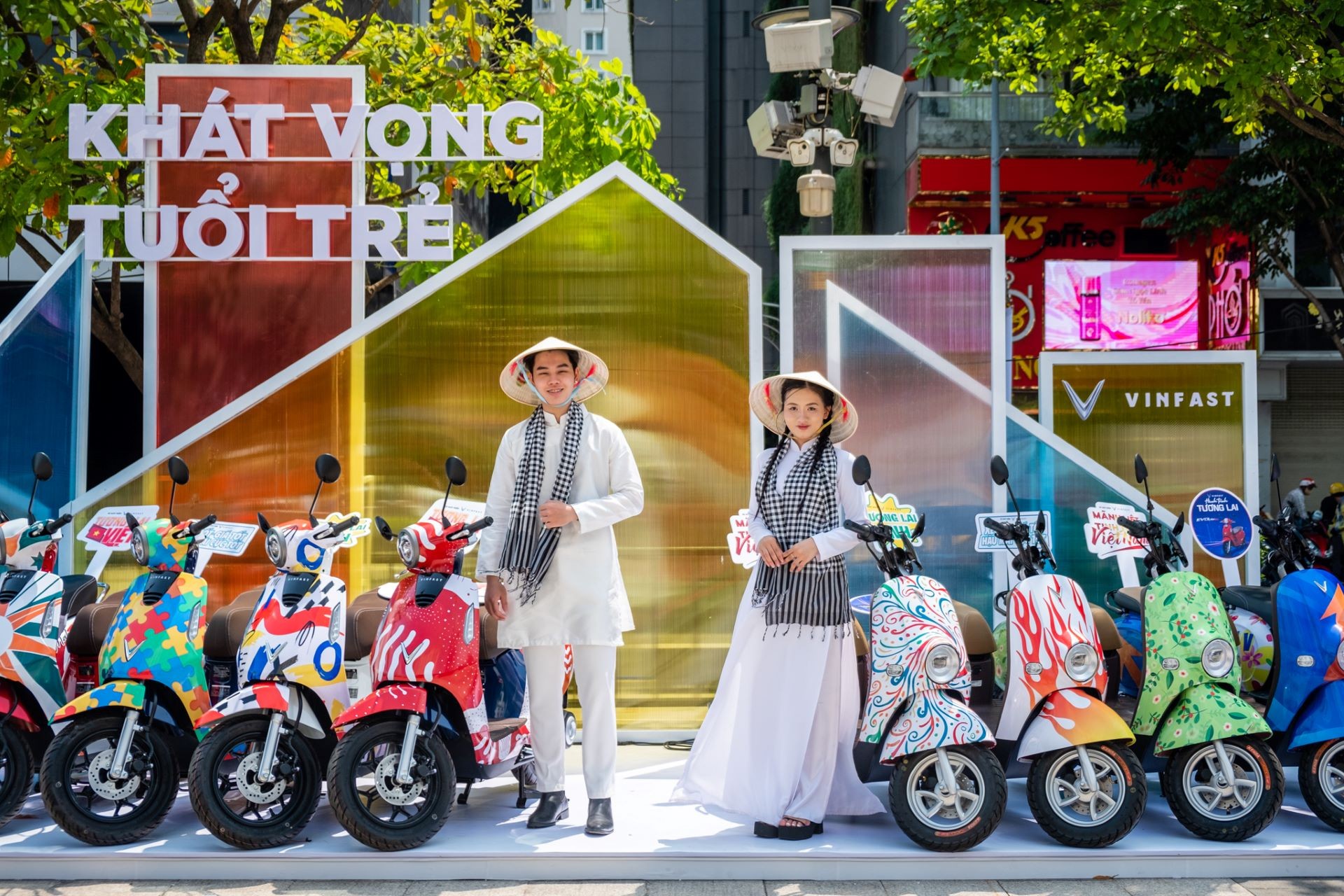 Người dân TP.HCM hào hứng “check in” tại triển lãm “50 Hành trình - Một Tương lai Xanh” của VinFast