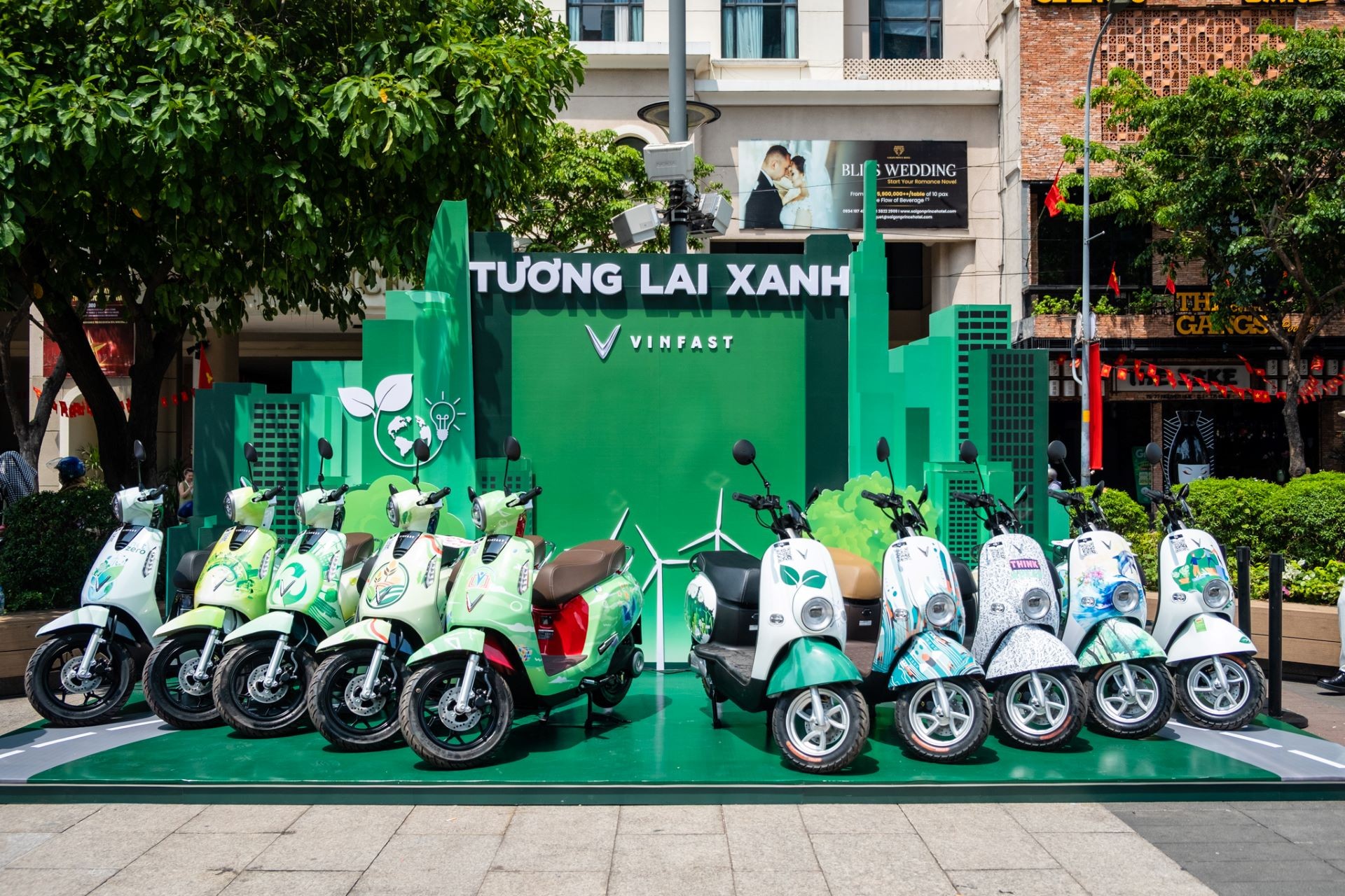 Người dân TP.HCM hào hứng “check in” tại triển lãm “50 Hành trình - Một Tương lai Xanh” của VinFast