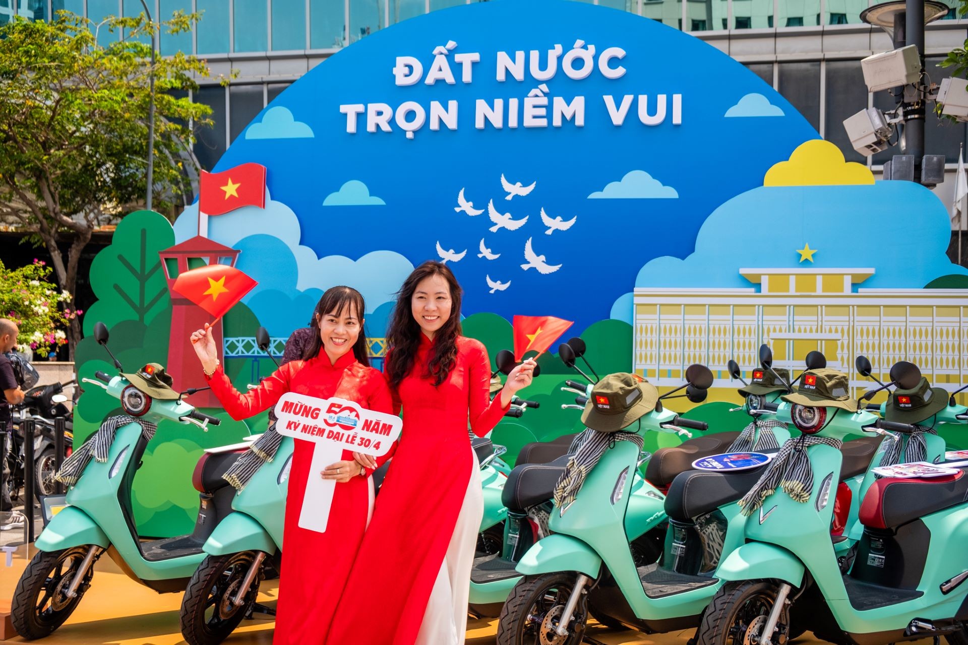 Người dân TP.HCM hào hứng “check in” tại triển lãm “50 Hành trình - Một Tương lai Xanh” của VinFast