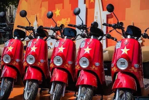 Người dân TP.HCM hào hứng “check in” tại triển lãm “50 Hành trình - Một Tương lai Xanh” của VinFast