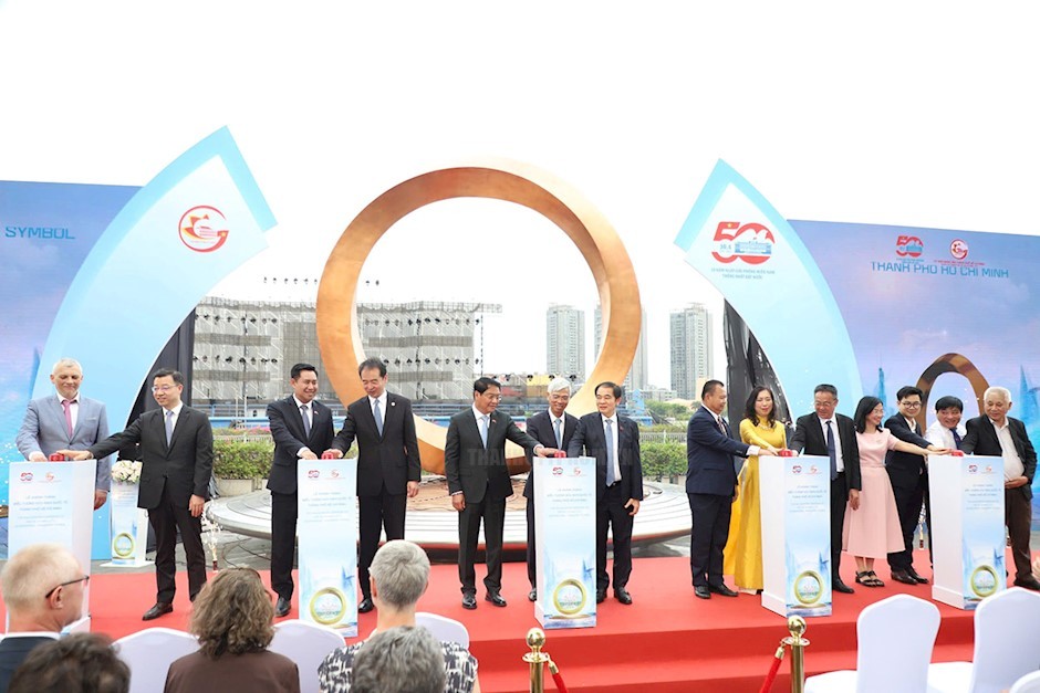 Các đại biểu thực hiện nghi thức khánh thành Khánh thành công trình Biểu tượng hữu nghị quốc tế TPHCM