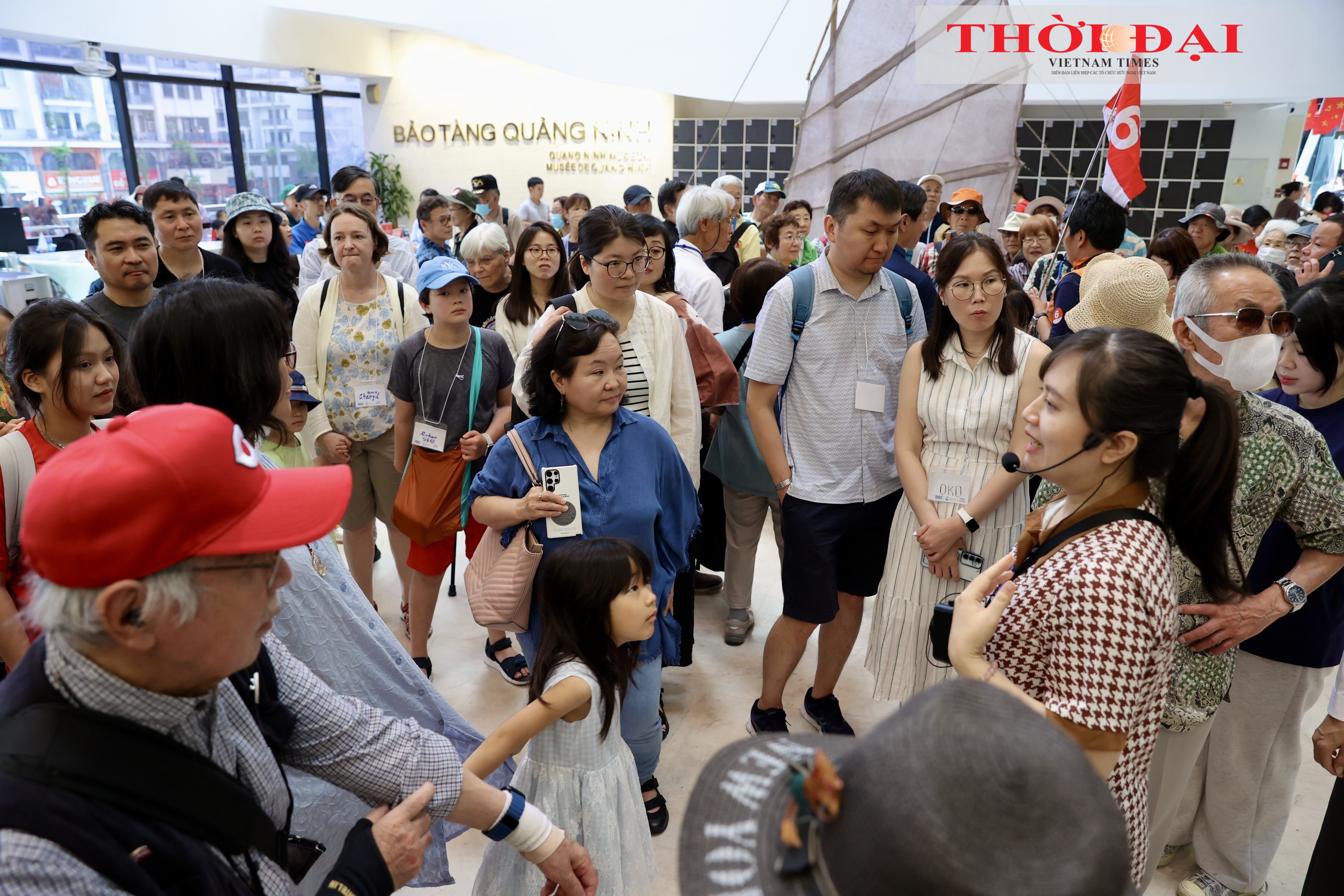 Các thành viên Tàu Hòa bình chăm chú lắng nghe phần thuyết minh tại Bảo tàng Quảng Ninh, nơi trưng bày hàng nghìn hiện vật quý phản ánh tiến trình hình thành địa chất, đời sống sinh học, lịch sử đấu tranh cách mạng và văn hóa đa dạng của vùng đất mỏ. (Ảnh