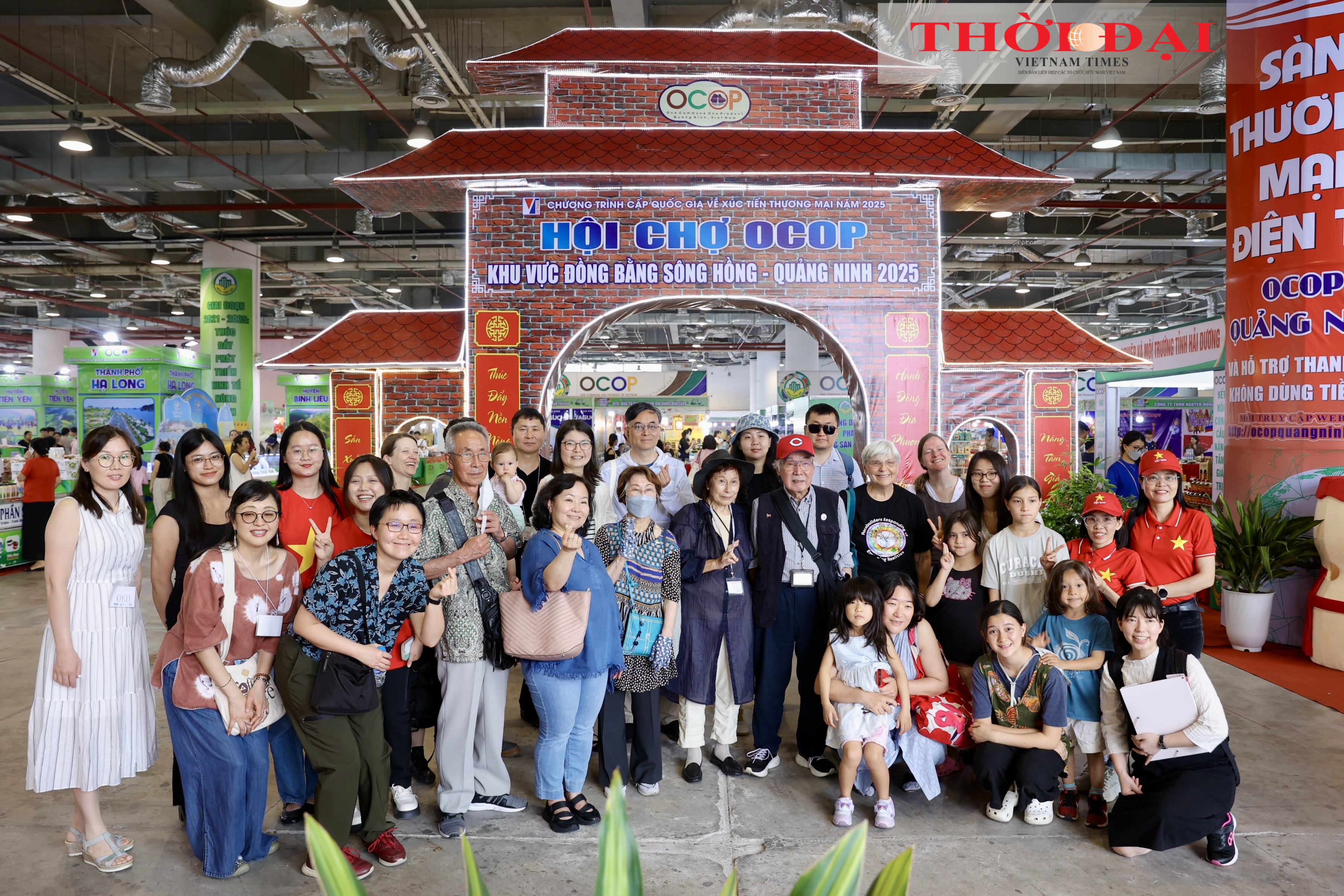 Các đại biểu Tàu Hòa bình tham quan Hội chợ OCOP khu vực Đồng bằng sông Hồng - Quảng Ninh 2025. Hội chợ quy tụ trên 250 gian hàng, giới thiệu các sản phẩm nông nghiệp, sản phẩm OCOP tiêu biểu từ Quảng Ninh và nhiều tỉnh, thành trong nước, cùng các gian hà