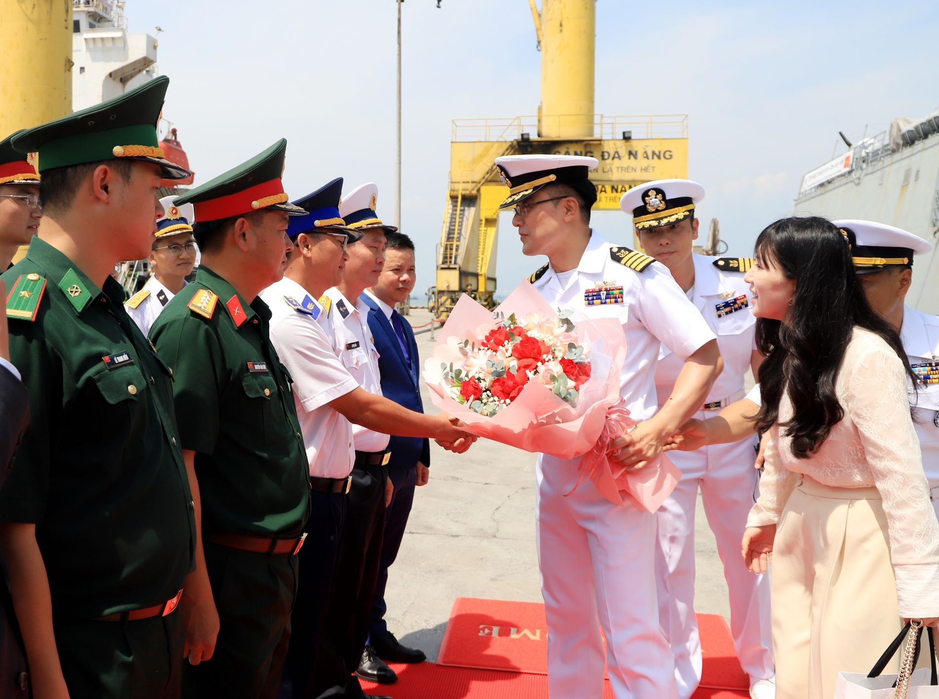 Các đại biểu đón thuỷ thủ đoàn tàu Kang Gam Chang