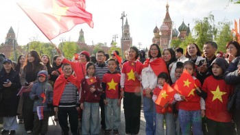 kieu bao viet nam tai nga chao don doan quan doi nhan dan viet nam tai quang truong do