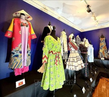 Áo dài Nhật Bình kể chuyện văn hóa Việt tại sự kiện thời trang quốc tế