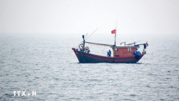 trung quoc don phuong cam danh bat ca tren bien dong la khong co gia tri