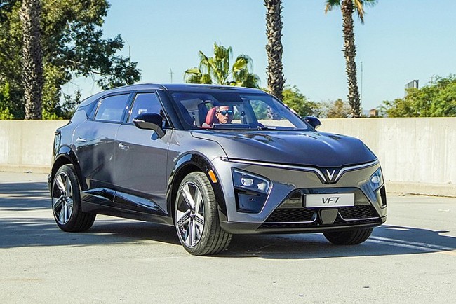 Vì sao VinFast VF 7 là chiếc SUV mang lại nhiều cảm xúc nhất tầm giá dưới 1 tỷ?
