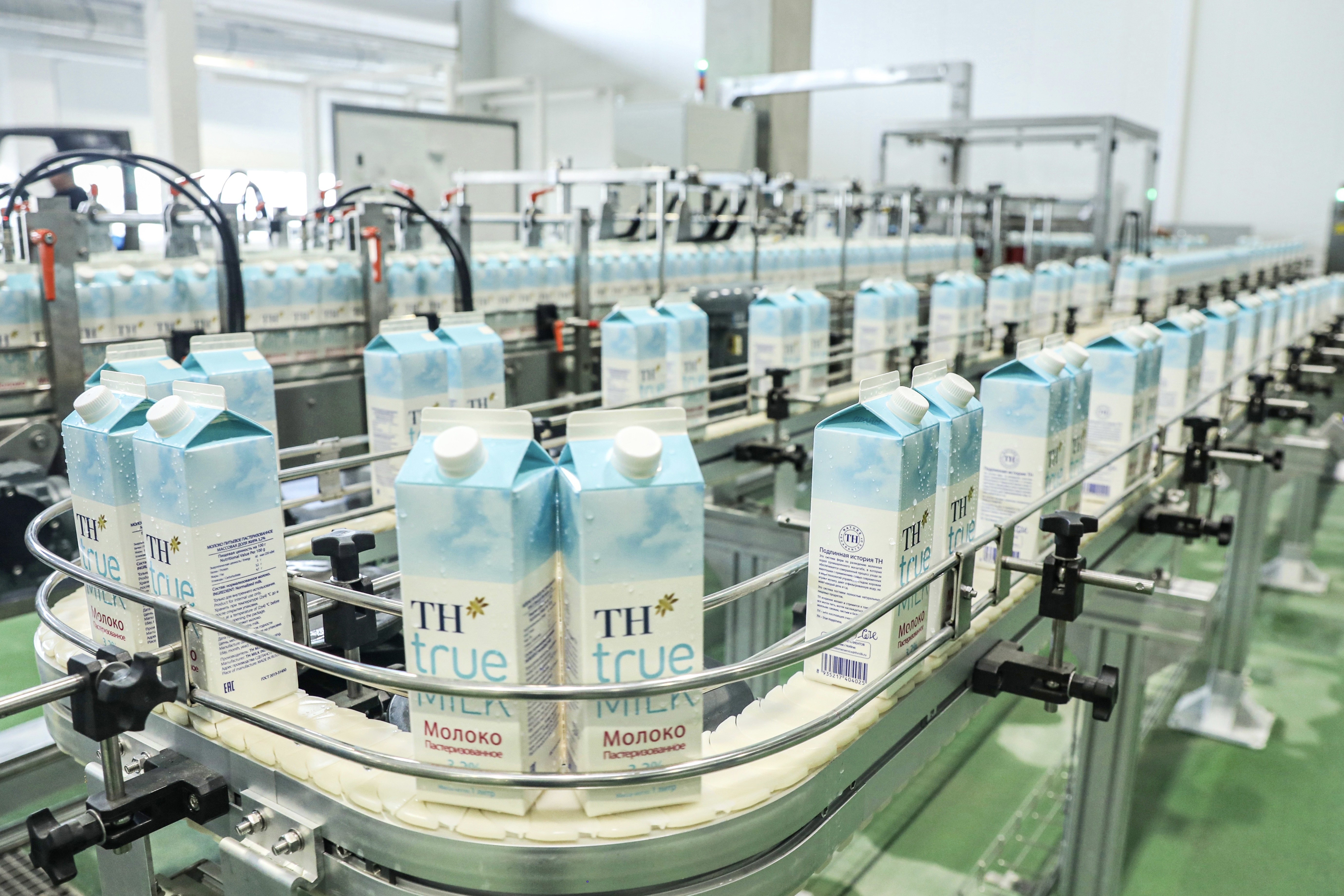 Sản phẩm TH true MILK tại Nhà máy Chế biến sữa tươi sạch TH tại Kaluga, Nga.