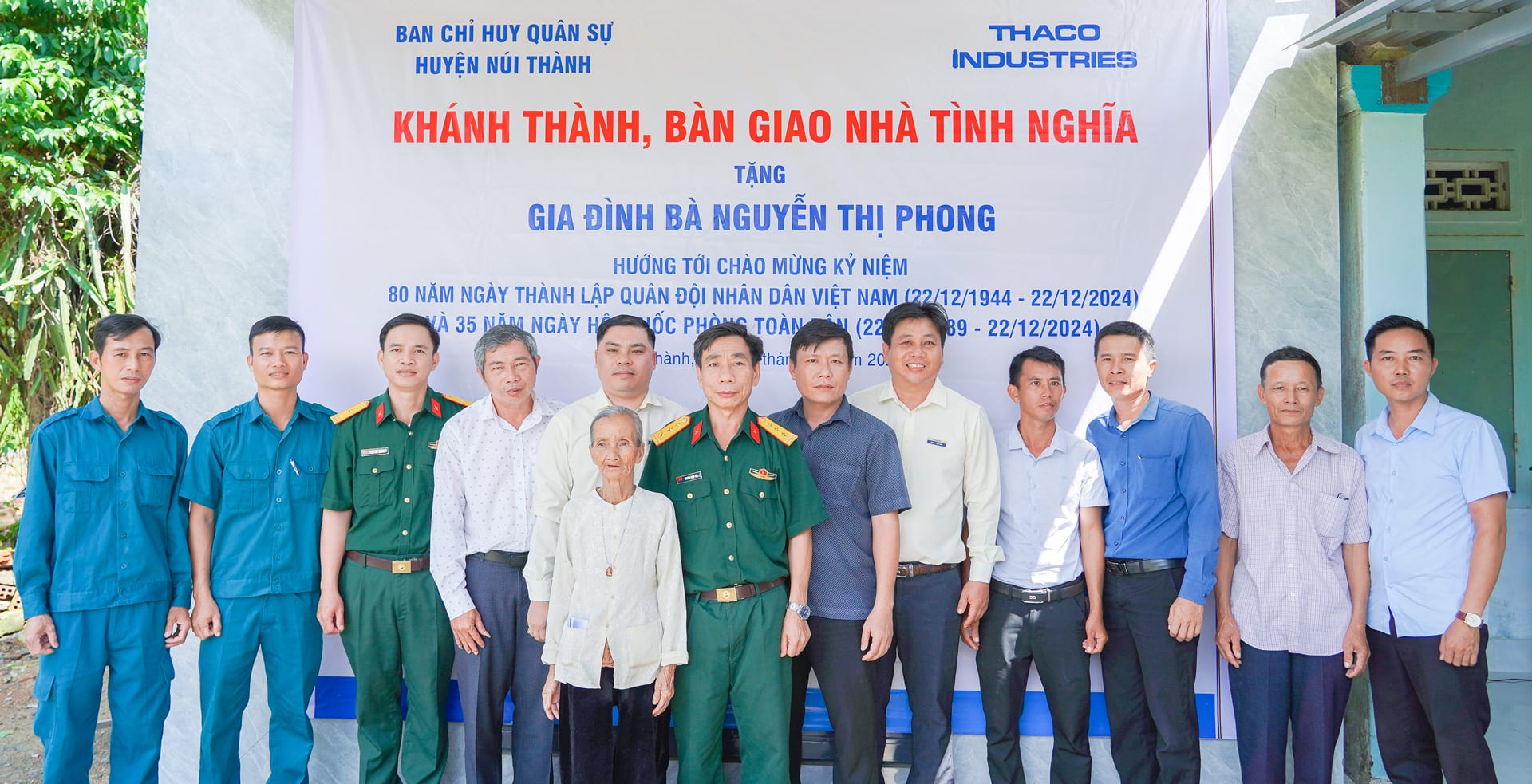 Đại diện Lãnh đạo THACO Chu Lai, Ban CHQS huyện Núi Thành và gia đình chính sách chụp hình lưu niệm 6