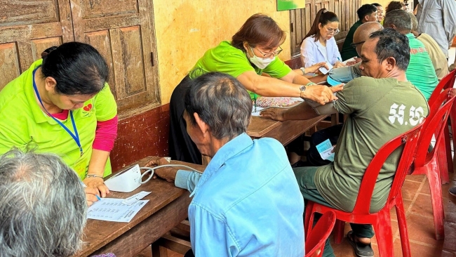 Bình Phước tặng quà người dân khó khăn tại Campuchia