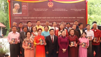 sach song ngu bac ho o thai lan tu lieu quy ve bac va bieu tuong song dong cua tinh huu nghi viet thai