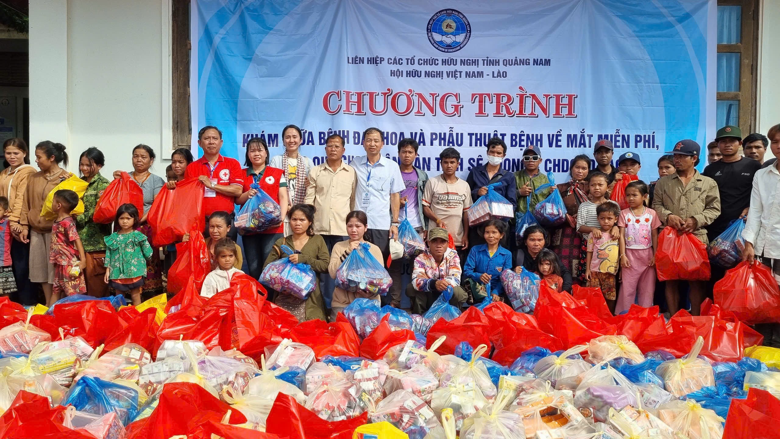 Nhiều phần quà đã được đoàn công tác Quảng Nam trao tặng người dân Lào dịp này. (Ảnh: Liên hiệp các tổ chức hữu nghị tỉnh Quảng Nam)