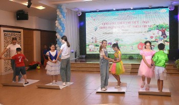 hon 200 thieu nhi viet nga tham gia khan hong huu nghi