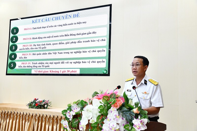 Thượng tá Nguyễn Lương Khuyên, Chính ủy Lữ đoàn 127 thông tin, tuyên truyền về biển, đảo tại Hội nghị (Ảnh: Văn Định)