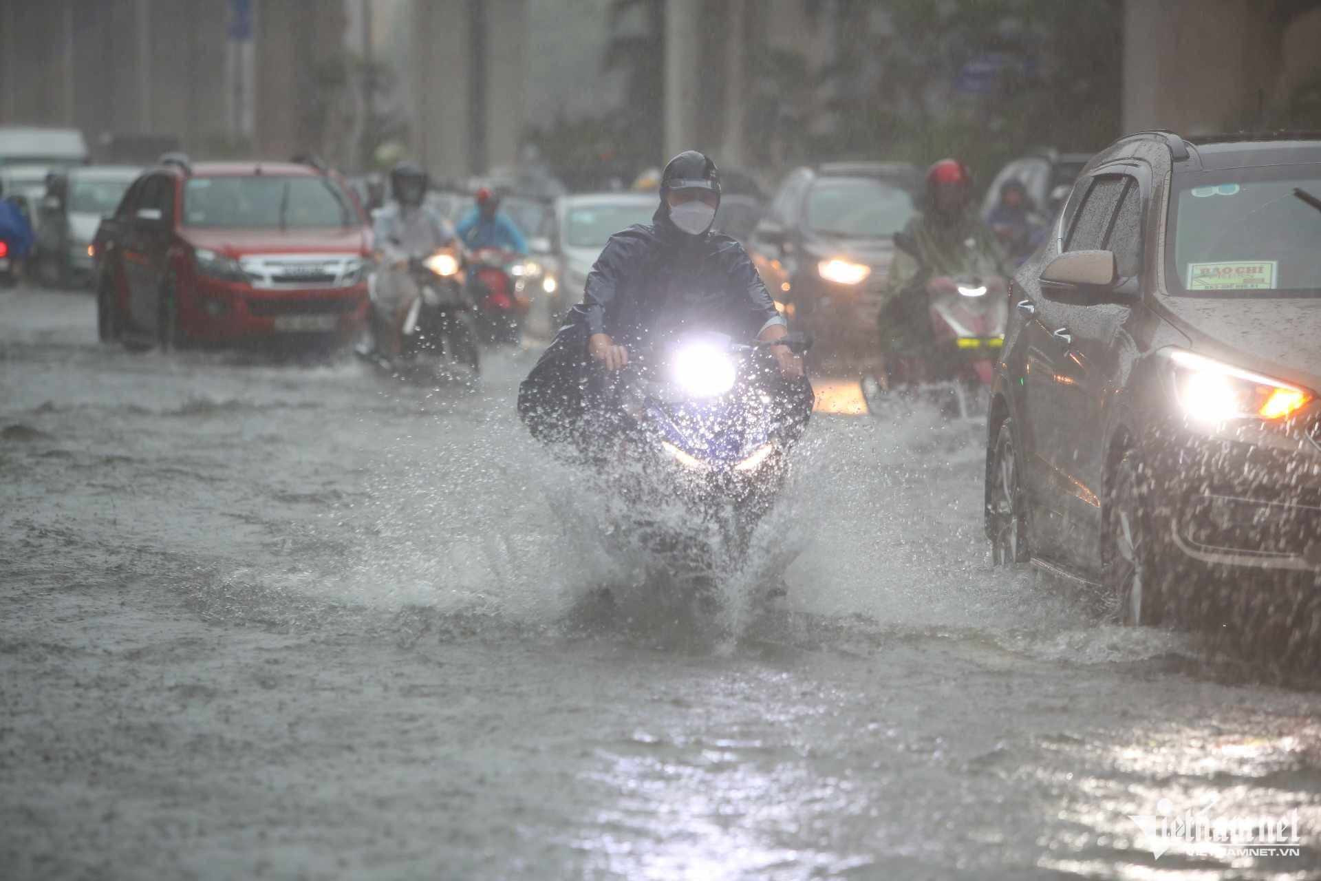 Hà Nội có lúc có mưa rào và dông vào chiều tối và đêm 08/6. (Ảnh: VietNamNet)