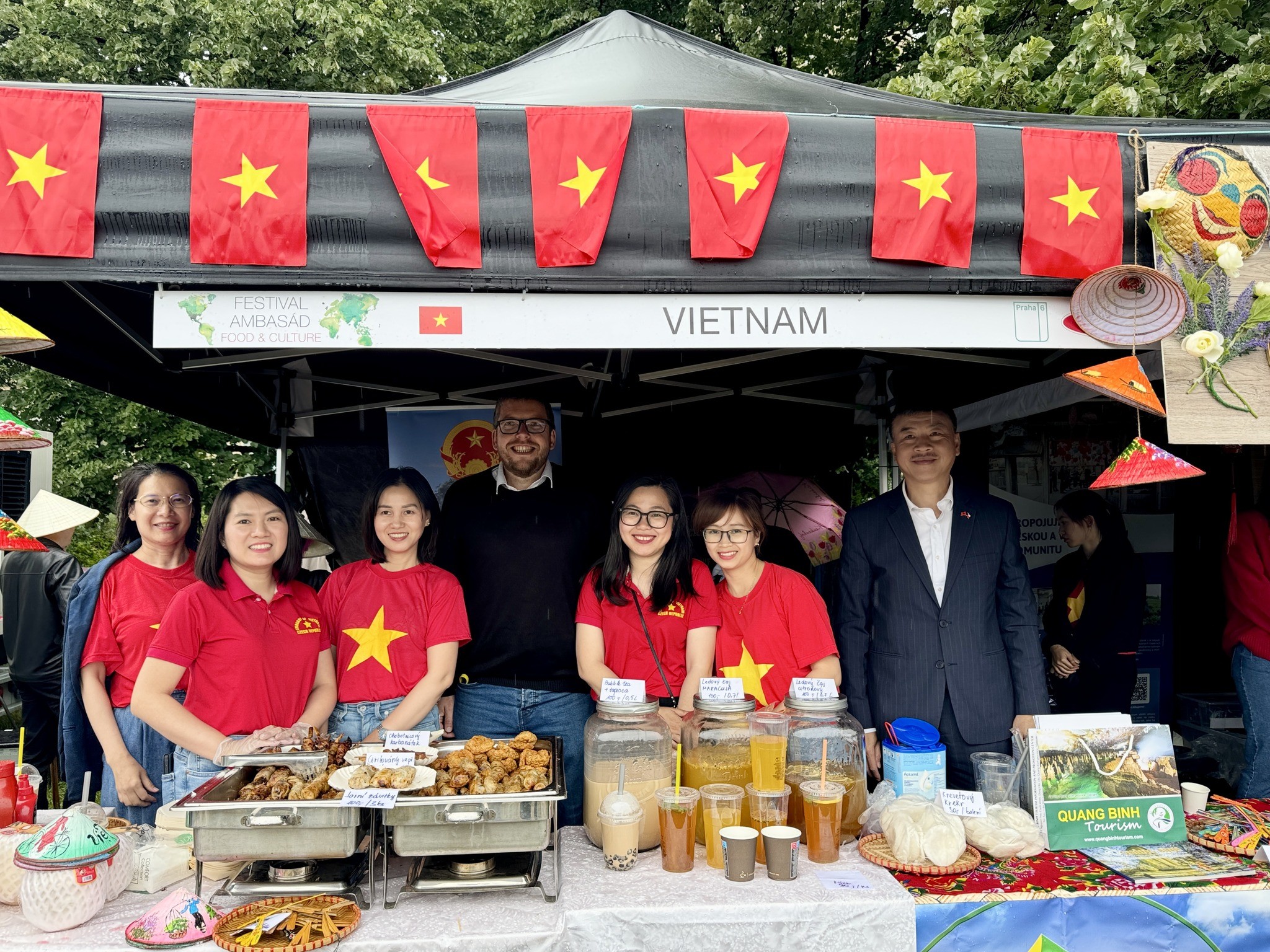 Gian hàng Việt Nam gây ấn tượng mạnh với sắc đỏ rực rỡ của cờ Tổ quốc, đa dạng các món ăn truyền thống