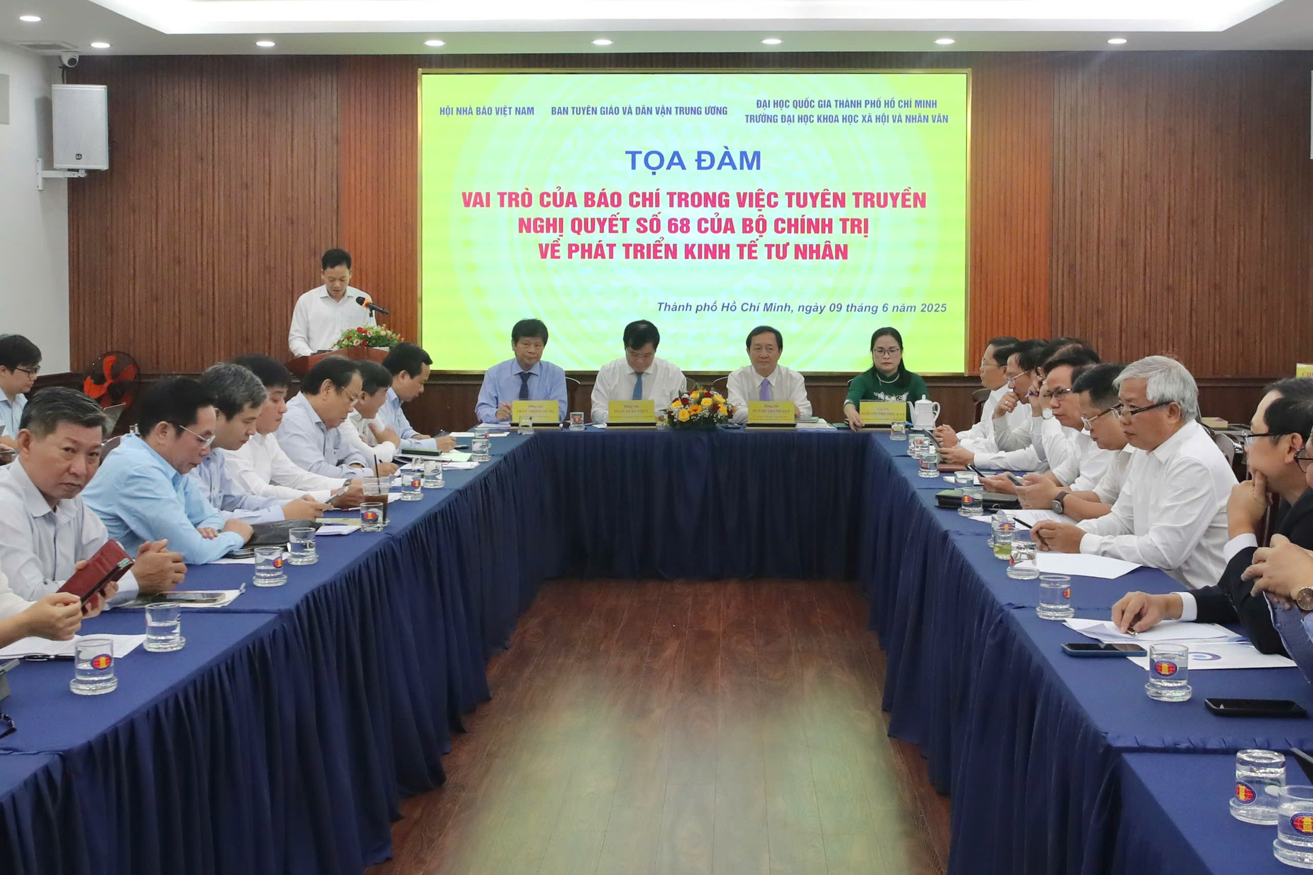 Tọa đàm “Vai trò của báo chí trong việc tuyên truyền Nghị quyết số 68 của Bộ Chính trị về phát triển kinh tế tư nhân”. (Ảnh: congan.com.vn)