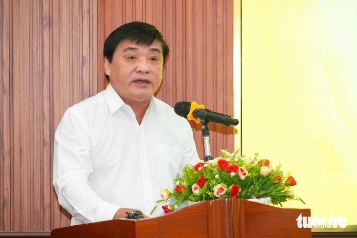 Tổng biên tập báo Tuổi Trẻ Lê Thế Chữ phát biểu tại tọa đàm. (Ảnh: Báo Tuổi trẻ)