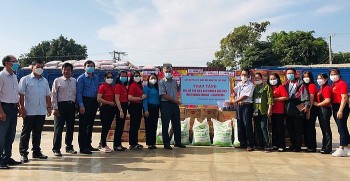 Tặng quà, hỗ trợ người dân Campuchia tại các tỉnh biên giới