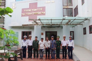 quan y dao truong sa cuu chua kip thoi ngu dan gap nan tren bien
