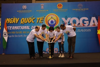1000 nguoi tham gia dong dien ngay yoga quoc te 2025 tai ha noi