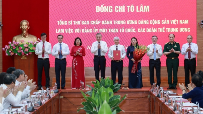 Tổng Bí thư Tô Lâm trao Quyết định thành lập Cơ quan Ủy ban Trung ương MTTQ Việt Nam